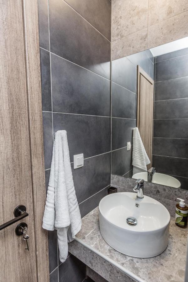 Raise Athens Metro Apartments ภายนอก รูปภาพ