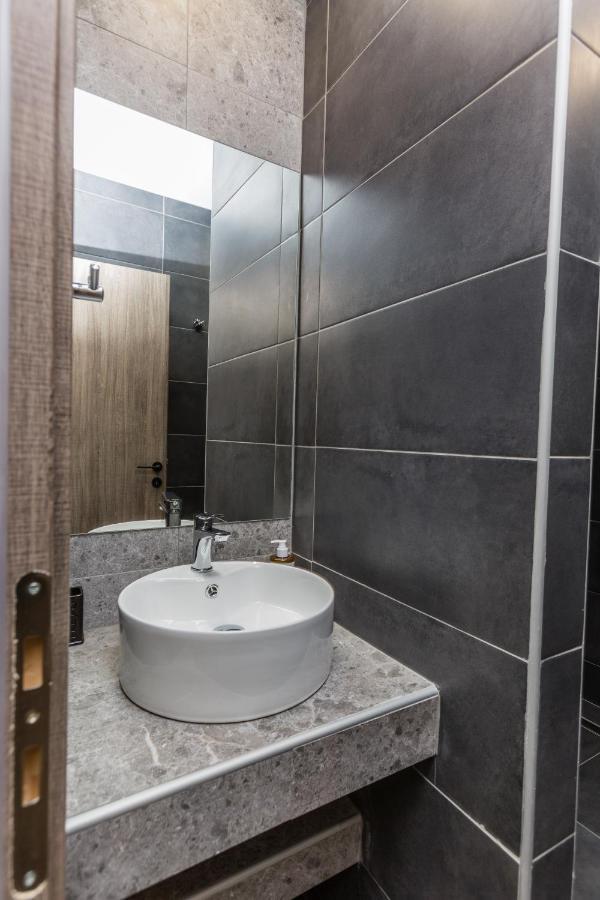 Raise Athens Metro Apartments ภายนอก รูปภาพ